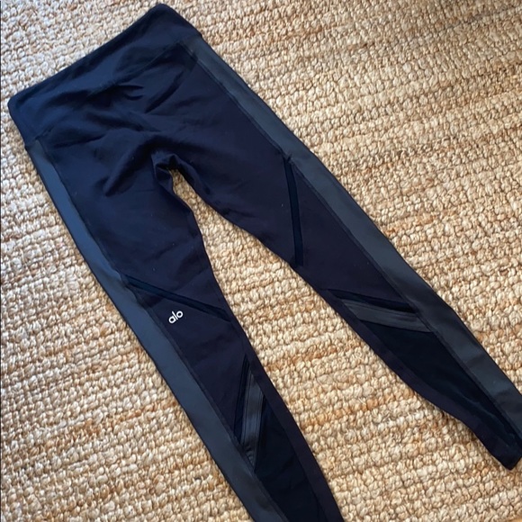 (SOLD) Alo yoga epic legging black mesh - Picture 3 of 6